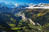 Dorf im Gebirgstal, Lauterbrunnen, Schweiz