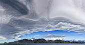 Linsenförmige Wolkenbildungen über Küstenlinie, Barff Point, Cumberland East Bay, Süd-Georgia Island