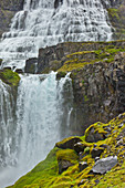 Tourist neben Kaskaden, Dynjandi-Wasserfall, Westfjorde, Island