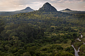Wald und Hügel, Bunga Inselbergs, Nationalpark Gorongosa, Mosambik