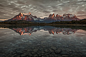 Berge reflektierten sich im See, Paine Massif, Nationalpark Torres Del Paine, Torres Del Paine, Patagonia, Chile
