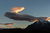Linsenförmige Wolke und Berg, Nationalpark Torres Del Paine, Patagonia, Chile