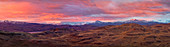 Buschland und Berge bei Sonnenuntergang, Nationalpark Torres Del Paine, Patagonia, Chile