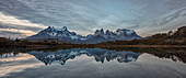 Berge reflektierten sich im See, Paine Massif, Nationalpark Torres Del Paine, Torres Del Paine, Patagonia, Chile