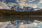 Berge reflektierten sich im See, Paine Massif, Nationalpark Torres Del Paine, Torres Del Paine, Patagonia, Chile