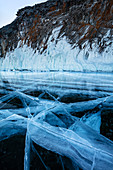 Risse im Eis, Baikalsee, Sibirien, Russland