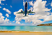 Jet bei der Landung in Strandnähe, Maho Beach, Sint Maarten, Karibik