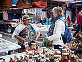 Tourist beim Einkaufen am Markt, Plaza de Los Ponchos, Otavalo, Ecuador, Südamerika