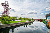 Blick auf das Orbitz und London Aquatic Centre über den Three Mills River, Queen Elizabeth Park, Stratford, London, England, Großbritannien, Europa