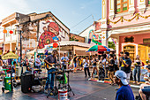 Künstler auf dem berühmten Nachtmarkt in der Altstadt von Phuket, Phuket, Thailand, Südostasien, Asien
