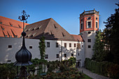 Blick vom Kräutergarten auf Wasserturm Am Roten Tor, UNESCO Welterbe Historische Wasserwirtschaft, Augsburg, Bayern, Deutschland