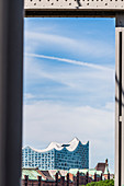 Das Konzerthaus Elbphilharmonie, eingerahmt von einer Speicherstadtbrücke, Hafencity, Hamburg, Deutschland