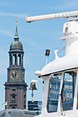 Der Turm der Hauptkirche St. Michaelis "Michel", mit einer alten Fähre vom Hafen aus gesehen, Neustadt, Hamburg, Deutschland