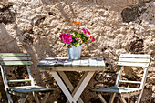 Gemütlicher Platz auf einem Bauernhofcafe, Radein, Südtirol, Alto Adige, Italien