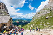 Die Langkofelhütte am Ende der Langkofelscharte, St. Christina in Gröden, Dolomiten, Südtirol, Alto Adige, Italien