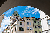 Blick aus den Lauben auf ein Haus am Obstmarkt in der Altstadt, Bozen, Südtirol, Alto Adige, Italien