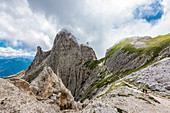 Wanderer kommen vom Vajolonpass, Karersee, Rosengartengruppe, Dolomiten, Trentino, Südtirol, Alto Adige, Italien