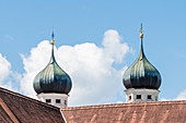 Die Zwiebeltürme der ehemaligen Abtei der Benediktiner, Kloster Benediktbeuern, Bayern, Deutschland