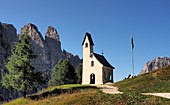 Am Grödner Joch Kapelle mit Sella, Dolomiten, Südtirol, Italien