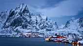Reine in der Abenddämmerung, Lofoten, Nordland, Norwegen, Europa