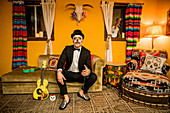 Mann, kostümiert und geschminkt, in Dia de Los Muertos, Tag der Totenfeier in der Wüste, Kalifornien, USA, Nordamerika