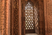 Die komplizierten Fensterschnitzereien bieten schöne Schatten in Qutub Minar, UNESCO-Weltkulturerbe, Neu-Delhi, Indien, Asien