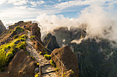 Wanderer auf der Vereda do Areeir, Weg, der den Pico Ruivo mit dem Pico do Arieiro verbindet, Funchal, Madeira, Portugal, Atlantik, Europa