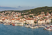 Blick auf den Hafen der Insel Ciovo vom Turm Karmelengo, Trogir, Kreis Split-Dalmatien, Kroatien, Europa