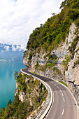 Eine kurvenreiche Straße am Hang eines Berges neben dem Thunersee, Interlaken, Berner Oberland, Bern, Schweiz, Europa