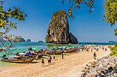 Ruea Hang Yao (thailändische Boote) auf Phra Nang Cave Beach auf Rai Leh in Ao Nang, Krabi-Provinz, Thailand, Südostasien, Asien