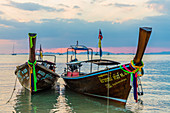 Ruea Hang Yao (thailändisches Boot) bei Sonnenuntergang auf Rai Leh-Strand in Rai Leh, Ao Nang, Krabi-Provinz, Thailand, Südostasien, Asien