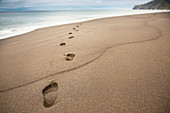 Nahaufnahme von Fußspuren im Strandsand, Faial, Portugal