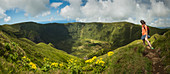 Wanderer auf Bergpfad über den Cabeco Gordo Krater, Faial, Portugal, Cabeco Gordo Krater, Faial, Portugal