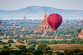 Heißluftballon fliegt über Türme, Bagan, Myanmar