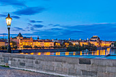 Karlsbrücke und Stadt Prag in Morgendämmerung, Tschechische Republik