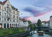 Gebäude und Fußgängerbrücke über den Stadtkanal, Ljubljana, Slowenien