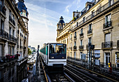 Straßenbahn zwischen den Wohnhäusern, Paris, Frankreich