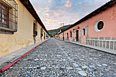 Historische Bezirksstraße bei Dämmerung, Antigua, Gtuatemala