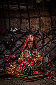 Nähende Kirgisin in Jurte, Afghanistan, Asien