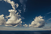 Himmel mit Wolken über dem Meer vor den Azoren, Sao Miguel, Azoren, Portugal, Atlantik, Atlantischer Ozean