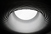 Moderne Hallendecke bestehend aus Aluminiumlamellen, Architekten Herzog & de Meuron, Messezentrum, Basel, Schweiz