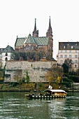 Blick über den Rhein auf das Basler Münster, Basel, Schweiz