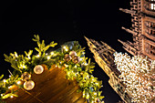 Blick auf die Weihnachtsdekoration am Christkindlmarkt, im Hintergrund der Weihnachtsbaum und das neue Rathaus, Marienplatz, München