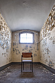 Alte Gefängniszelle mit abblätternder Farbe und Stuhl, ehemaliges Amtsgerichtsgefängnis in Berlin Köpenick, Deutschland