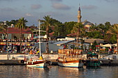 Boote am Hafen von Side, Türkische Riviera, Türkei