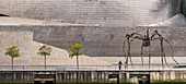 Skulptur vor dem Guggenheim Museum in Bilbao, Spanien
