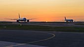 Flugzeuge im Sonnenuntergang auf den Rollwegen von Paris Charles de Gaulle Flughafen, Paris, Frankreich