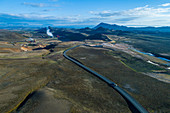 Mit Auto und kleinem Wohnwagen unterwegs durch die endlose Vulkanlandschaft, Roadtrip in Island