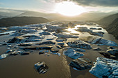 Typische Landschaft Gletschersee und Eisschollen zur Zeit um Mittsommer, Island