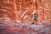 Die Felsenstadt Petra in Jordanien, Junge bei der Besichtigung